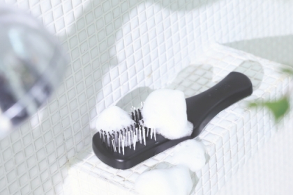 イオンの力で毛穴に詰まった汚れにアプローチ！特許技術搭載「スカルプリペアブラシ」