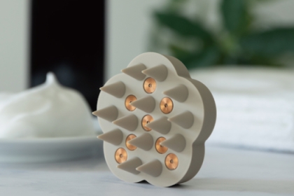 シャンプーブラシって使った方がいい？美容師が教える、大人世代の頭皮ケア｜G-ZERO COIL